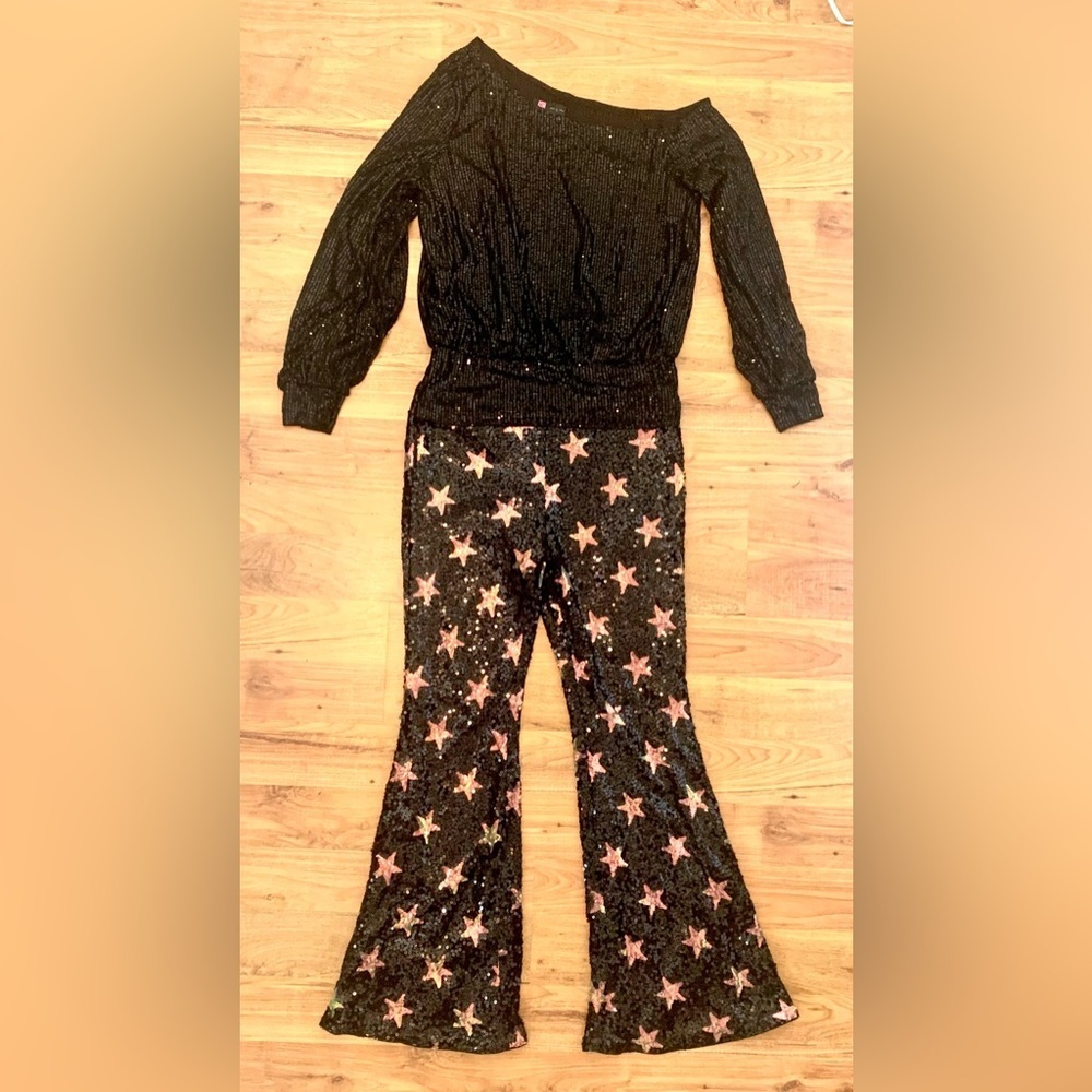 Women’s size large outfit, perfect for concert or just a night out!